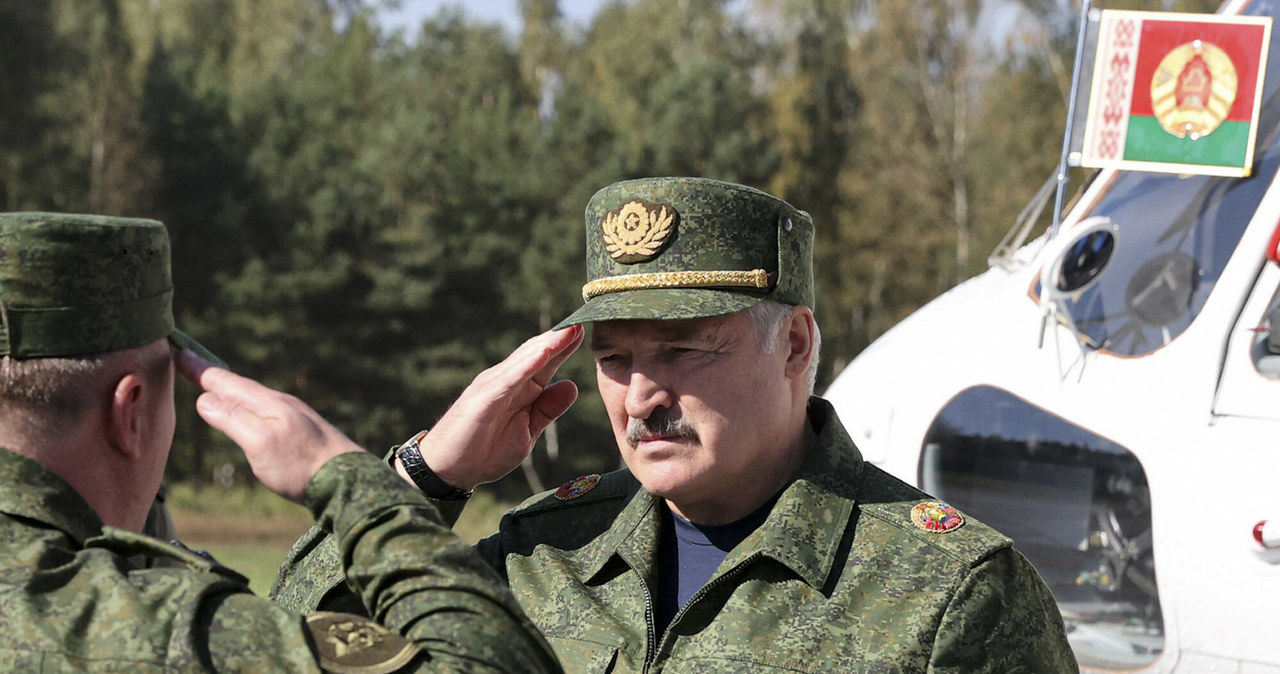 Aleksandr Łukaszenka jest bardzo zadowolony z przebiegu ćwiczeń /East News