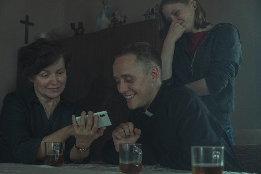 Aleksandra Konieczna, Bartosz Bielenia i Eliza Rycembel na planie "Bożego ciała" Jana Komasy /fot. Andrzej Wencel © Aurum Film /Materiały prasowe