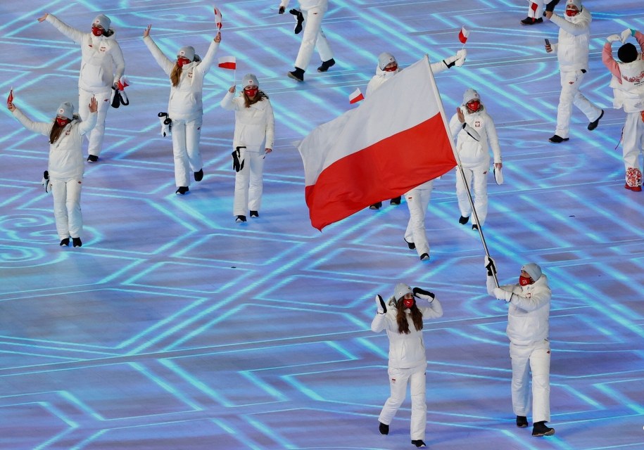 Aleksandra Król i Zbigniew Bródka na czele reprezentacji Polski podczas ceremonii otwarcia XXIV Zimowowych Igrzysk Olimpijskich na stadionie narodowym w Pekinie znanym również jako "Ptasie gniazdo". /MARK CRISTINO /PAP