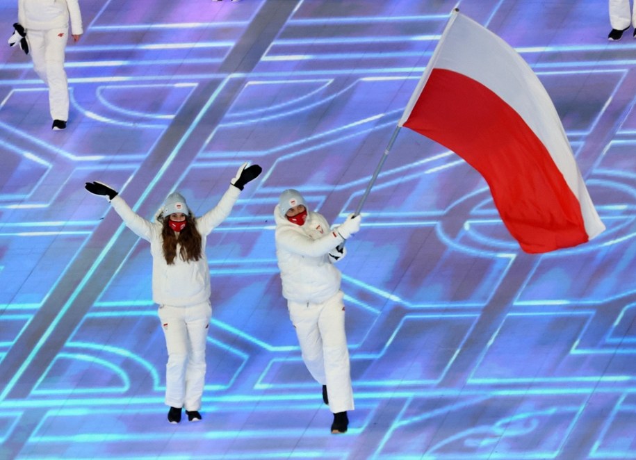 Aleksandra Król i Zbigniew Bródka na czele reprezentacji Polski podczas ceremonii otwarcia XXIV Zimowych Igrzysk Olimpijskich w Pekinie w 2022 r. /PAP