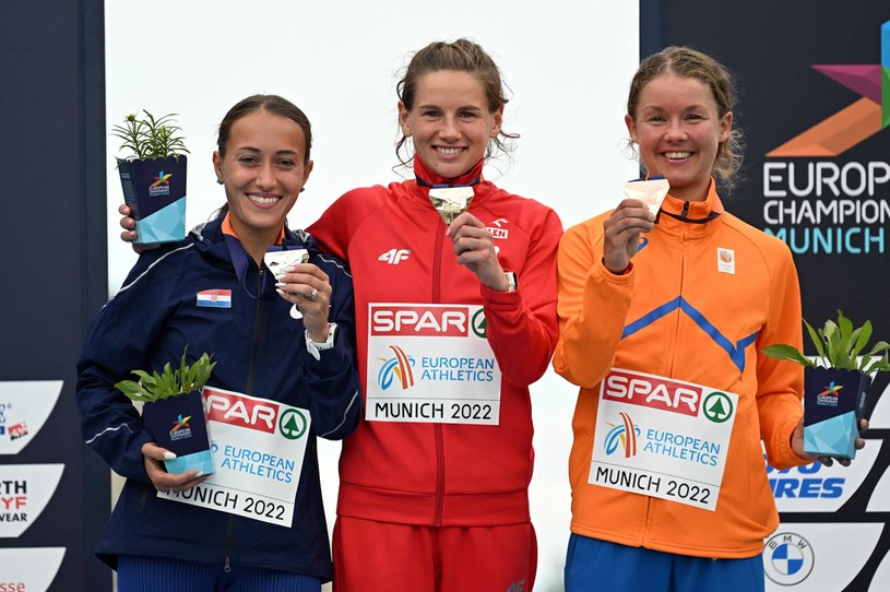 Aleksandra Lisowska odebrała złoty medal za zwycięstwo w maratonie /AFP/ INA FASSBENDER /AFP