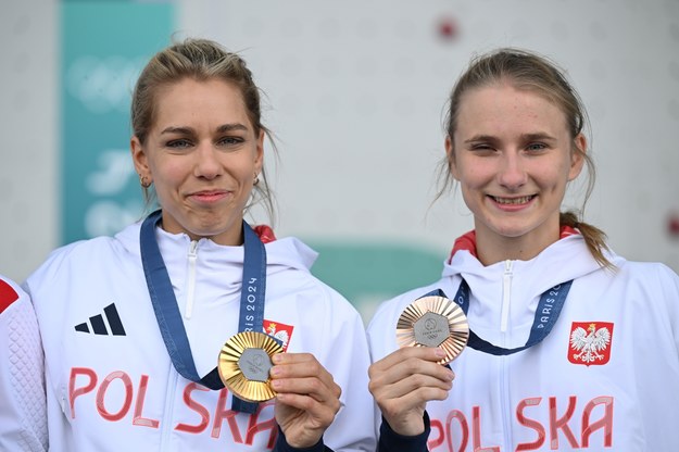 Aleksandra Mirosław (L) i Aleksandra Kałucka już z medalami olimpijskimi / 	Adam Warżawa    /PAP