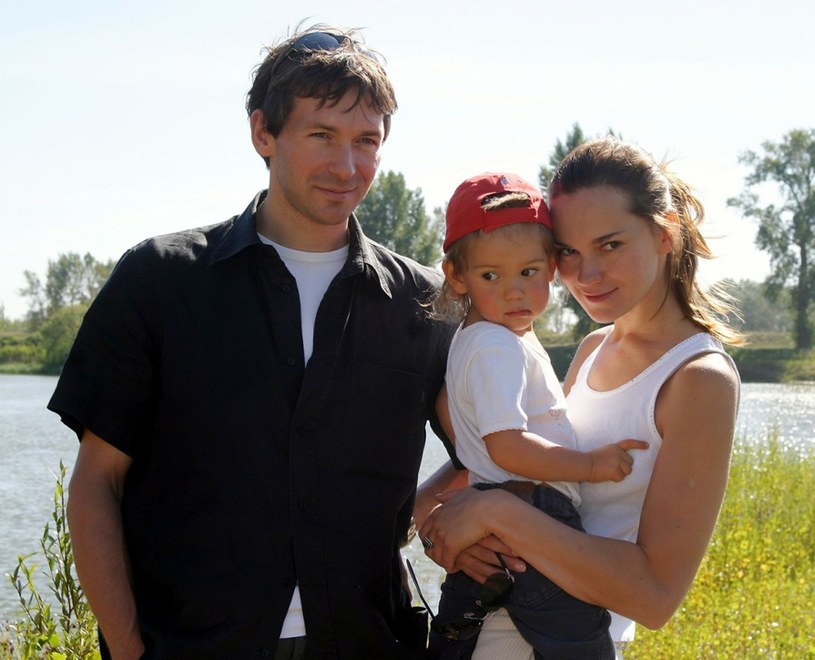 Aleksandra Nieśpielak z mężem Maciejem Kubiakiem i dzieckiem /Piotr Fotek/REPORTER /East News
