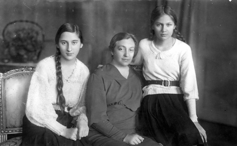 Aleksandra Piłsudska z córkami, 1933 /Styl.pl/materiały prasowe