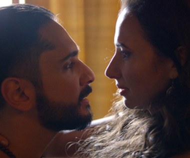 Aleksandra Popławska ma także na koncie współpracę z Patrykiem Vegą. Aktorkę mogliśmy oglądać w dwóch częściach "Kobiet mafii", w których wcieliła się w postać o ksywce "Siekiera". Jej bohaterka przeżywa w Maroku burzliwy romans z Amirem (Otar Saralidze) - bojownikiem państwa islamskiego. Kiedy mężczyzna ginie w brawurowej akcji z udziałem komandosów GROM-u, pałająca zemstą zabójczyni powraca do Polski.  