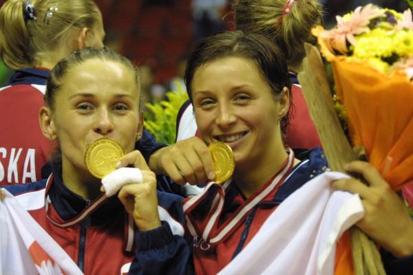 Aleksandra Przybysz i Dominika Leśniewicz prezentują złote medale ME - Turcja 2003. Fot. Rafał Bała /Agencja Przegląd Sportowy