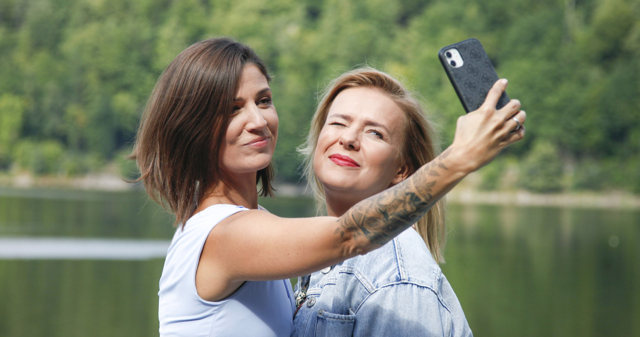 Aleksandra Zienkiewicz i Aneta Zając na planie serialu "Pierwsza miłość" /Telus /AKPA