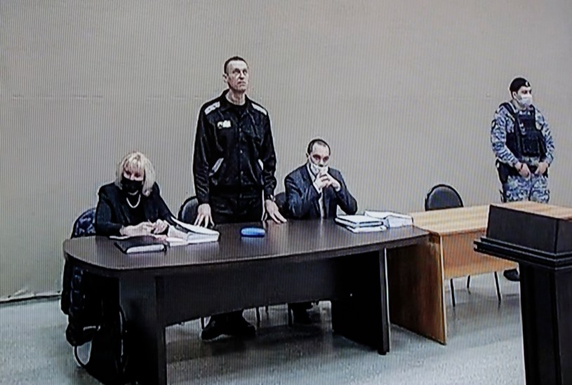 Aleksiej Nawalny podczas rozprawy w kolonii karnej 15 lutego 2022 /YURI KOCHETKOV /PAP/EPA