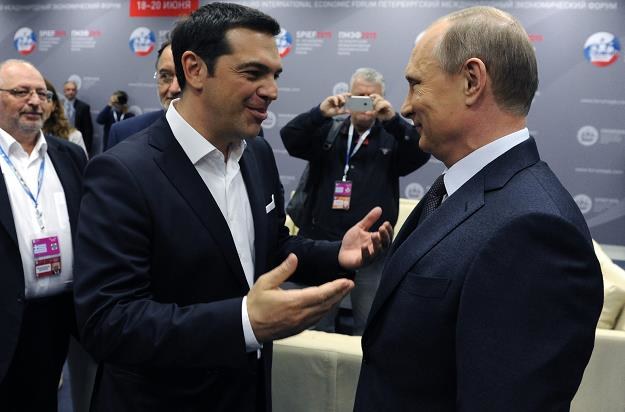 Aleksis Cipras (z lewej, premier Grecji) zwraca się w stronę Rosji (z prawej Władymir Putin) /EPA