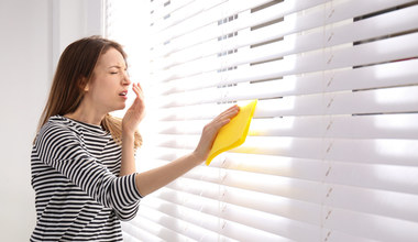 Alergia na kurz to wyjątkowo uciążliwy problem. Jak sobie z nią radzić? 