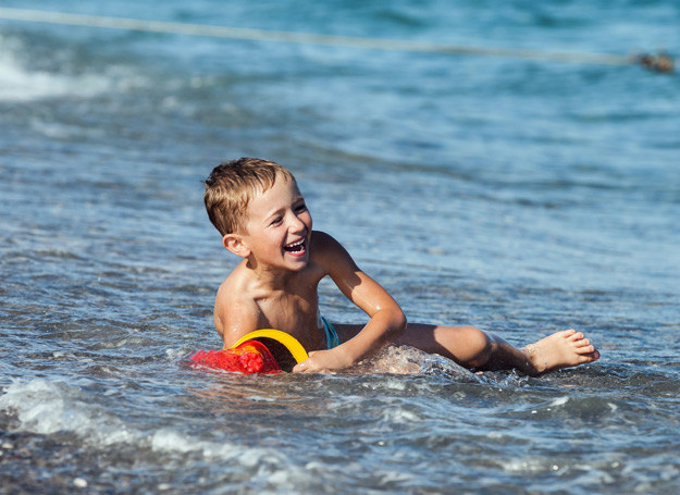 Alergik tak jak inne dzieci może np. kąpać się w morzu. /123RF/PICSEL