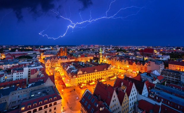 Alert IMGW: Burze, silny wiatr i grad