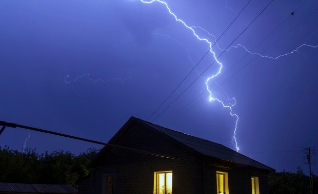 Alert RCB dla kilku województw. "Burze, silny wiatr i grad"