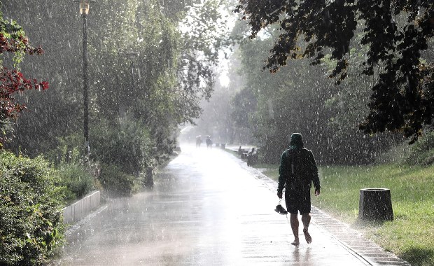 Alert RCB. Gwałtowne burze, ulewy i wiatr wiejący nawet 130 km/h