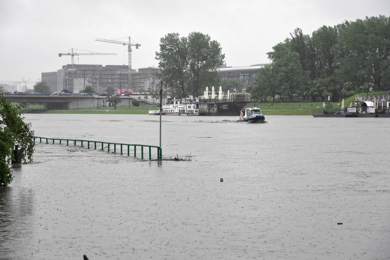 Alert RCB. Przez Małopolskę przechodzi fala wezbraniowa