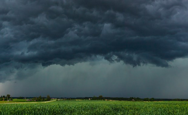 Alert RCB. Silne deszcze i burze w sześciu województwach