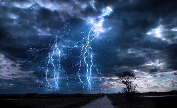 Alert RCB: Uwaga na burze i silny wiatr