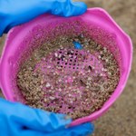 Alert w Hiszpanii: Miliony plastikowych granulek na plażach 