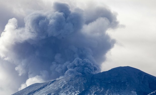 Alert w Meksyku. Przebudził się wulkan, ogromne kolumny popiołu i dymu [WIDEO]
