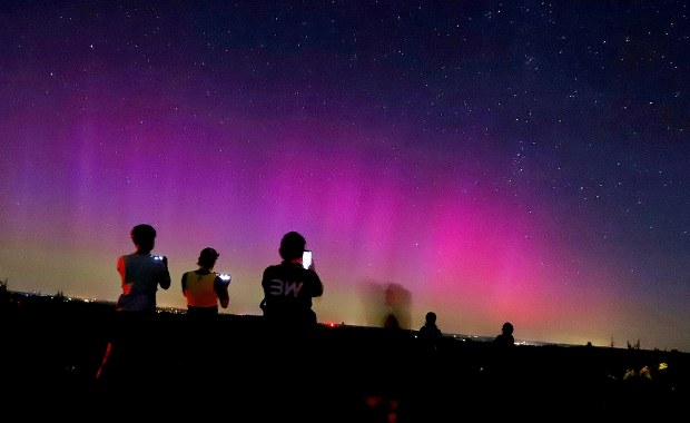 Alert zorzowy nad Polską, silna burza geomagnetyczna. Kiedy patrzeć w niebo?