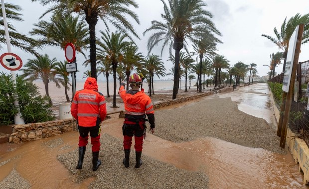 Alerty dla turystów, odwołane loty. Burza Alice atakuje hiszpańskie kurorty