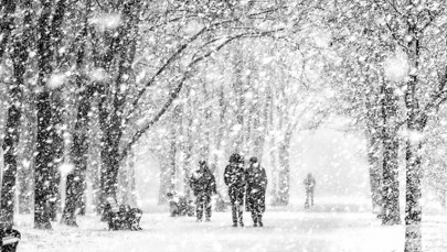Alerty IMGW. Śliskie drogi i intensywne opady śniegu