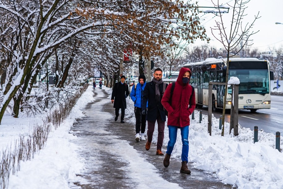 Alerty przed oblodzeniem obowiązują do północy. /Shutterstock