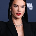 Alessandra Ambrosio eksponuje perfekcyjną sylwetkę. Uwagę zwraca jeden szczegół