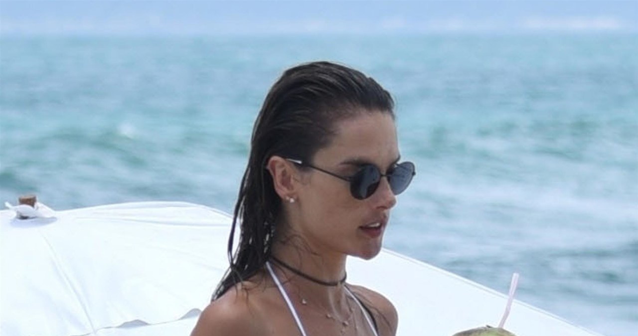 Alessandra Ambrosio na wakacjach w Brazylii /Agencja FORUM