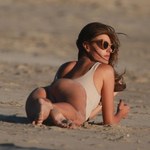 Alessandra Ambrosio wygina się na plaży