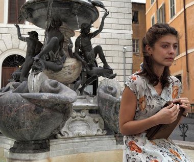 Alessandra Mastronardi w scenie z filmu "Zakochani w Rzymie"