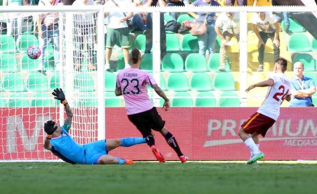 Alessandro Florenzi strzela gola dla Romy /FRANCO LANNINO /PAP/EPA