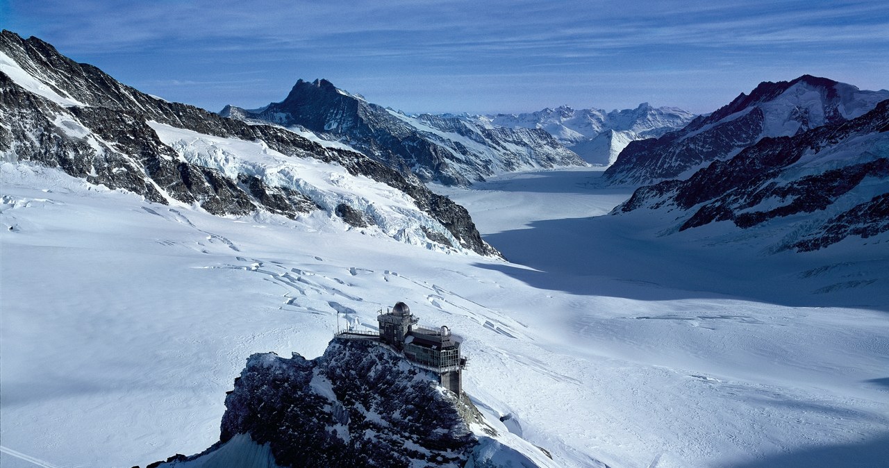 Aletsch to największy lodowiec Alp - można na nim uorawiać sporty zimowe nawet w lecie /Switzerland Tourism