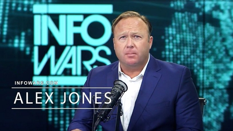 Alex Jones, słynny łowca teorii spiskowych, został uznany za siewcę fake newsów /Geekweek