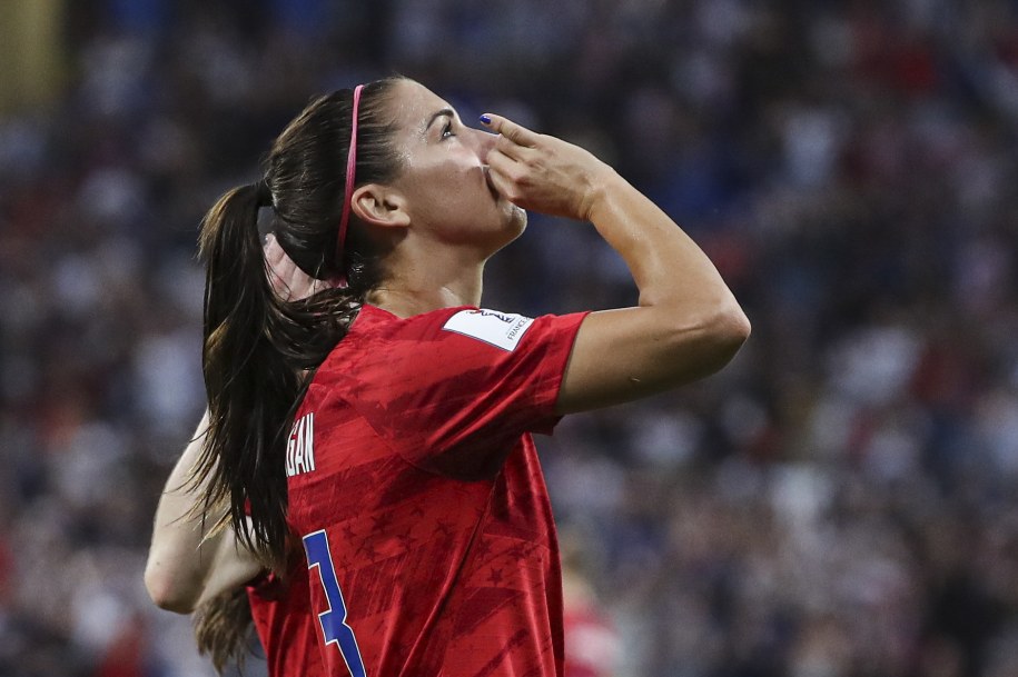 Alex Morgan uczciła strzelenie gola udając, że popija herbatę, co zdenerwowało Anglików /SRDJAN SUKI /PAP/EPA