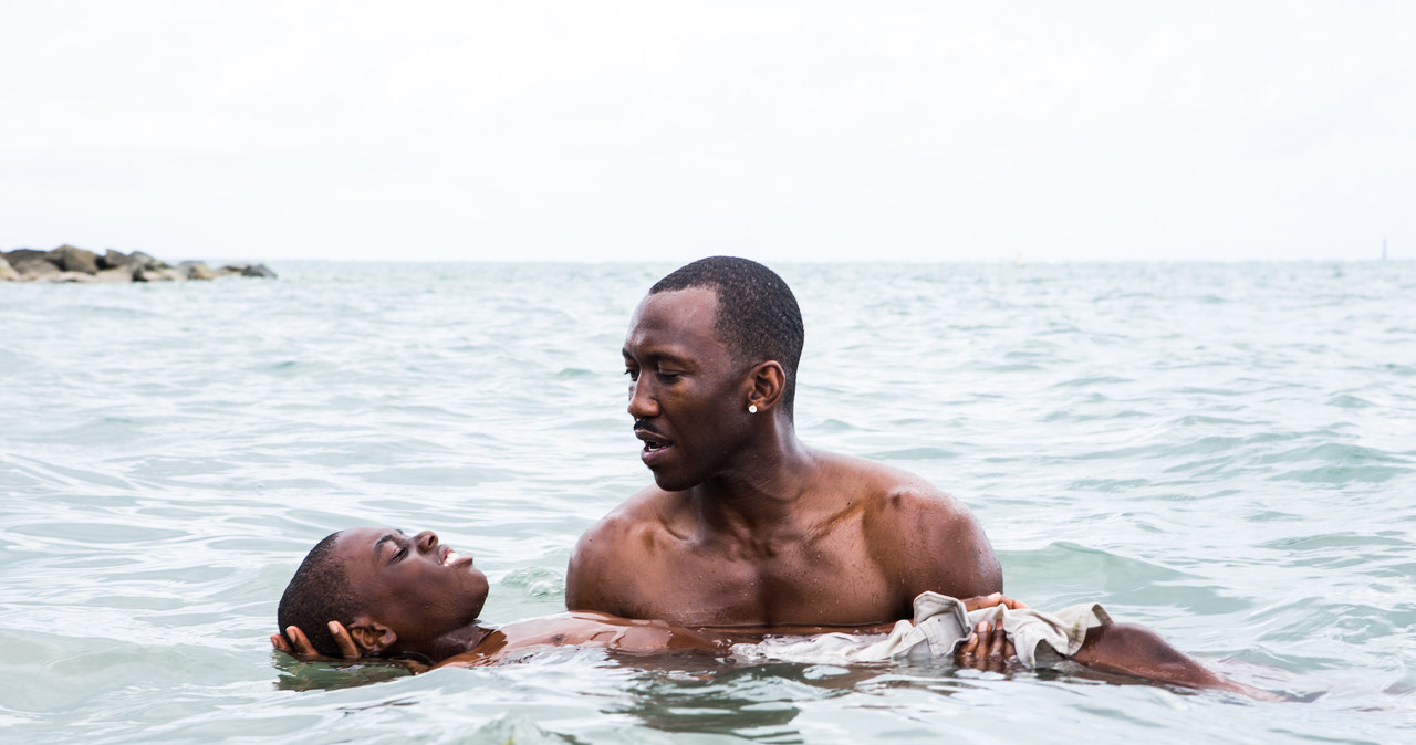 Alex R. Hibbert i Mahershala Ali w scenie z "Moonlight" /materiały prasowe