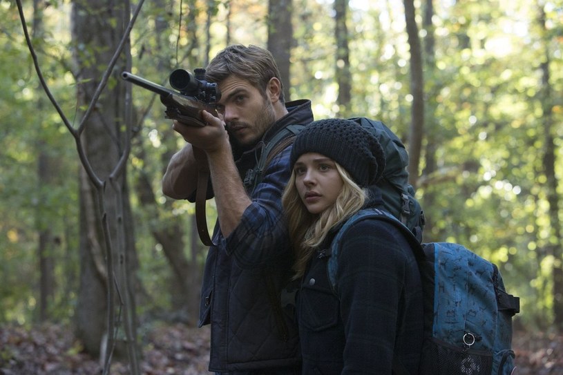 Alex Roe i Chloë Grace Moretz w "Piątej fali" /materiały prasowe