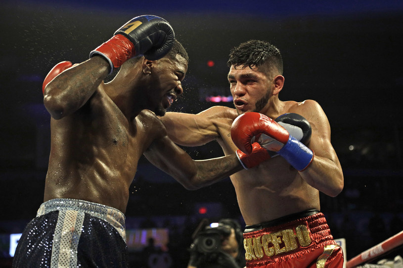Alex Saucedo w walce z Maurice'em Hookerem /Brett Deering /Getty Images