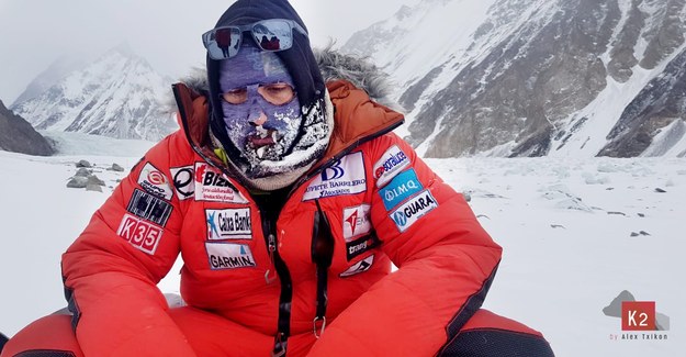 Alex Txikon po ostatnim wyjściu na wysokość ok. 6600 metrów na K2 /fot. źródło: Alex Txikon  /