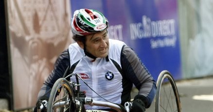 Alex Zanardi kocha rywalizację. Nawet po wypadku nie przestał się ścigać /AFP