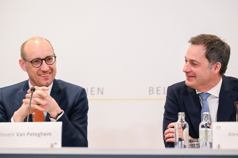 Alexander De Croo (P), premier Belgii i Vincent Van Peteghem (L), minister finansów Belgii /AFP