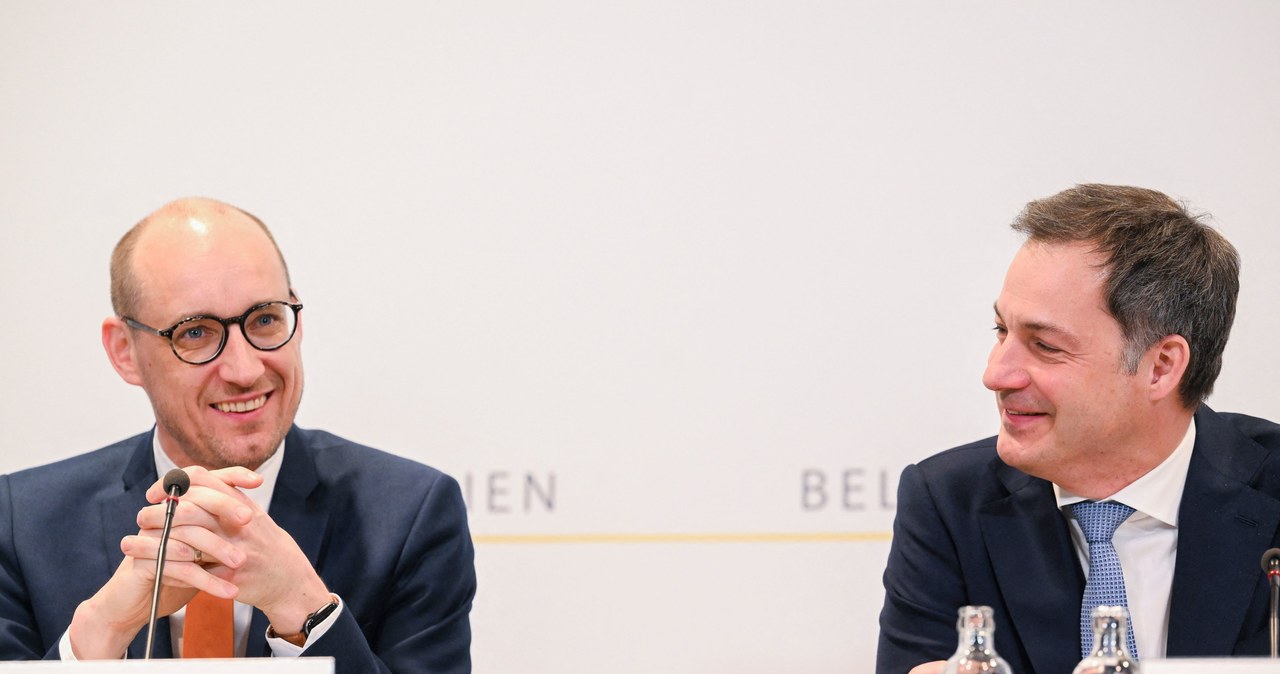 Alexander De Croo (P), premier Belgii i Vincent Van Peteghem (L), minister finansów Belgii /AFP