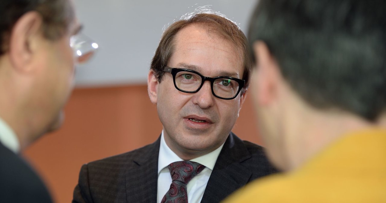 Alexander Dobrindt, minister komunikacji Niemiec (w środku) /AFP