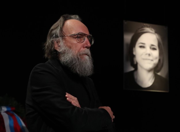 Alexander Dugin w czasie pogrzebu swojej córki /MAXIM SHIPENKOV    /PAP/EPA