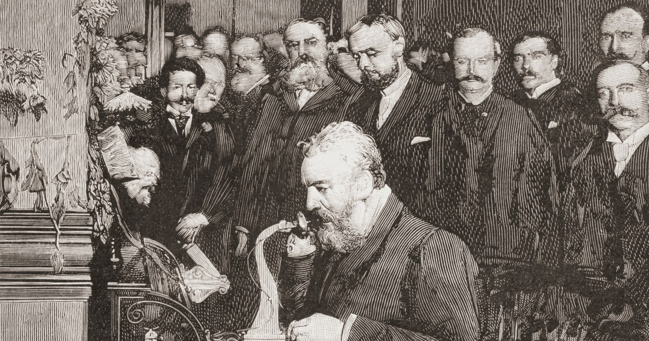 Alexander Graham Bell podczas pierwszej międzymiastowej rozmowy telefonicznej między Nowym Jorkiem a Chicago w1892 roku /Universal History Archive/Universal Images Group /Getty Images
