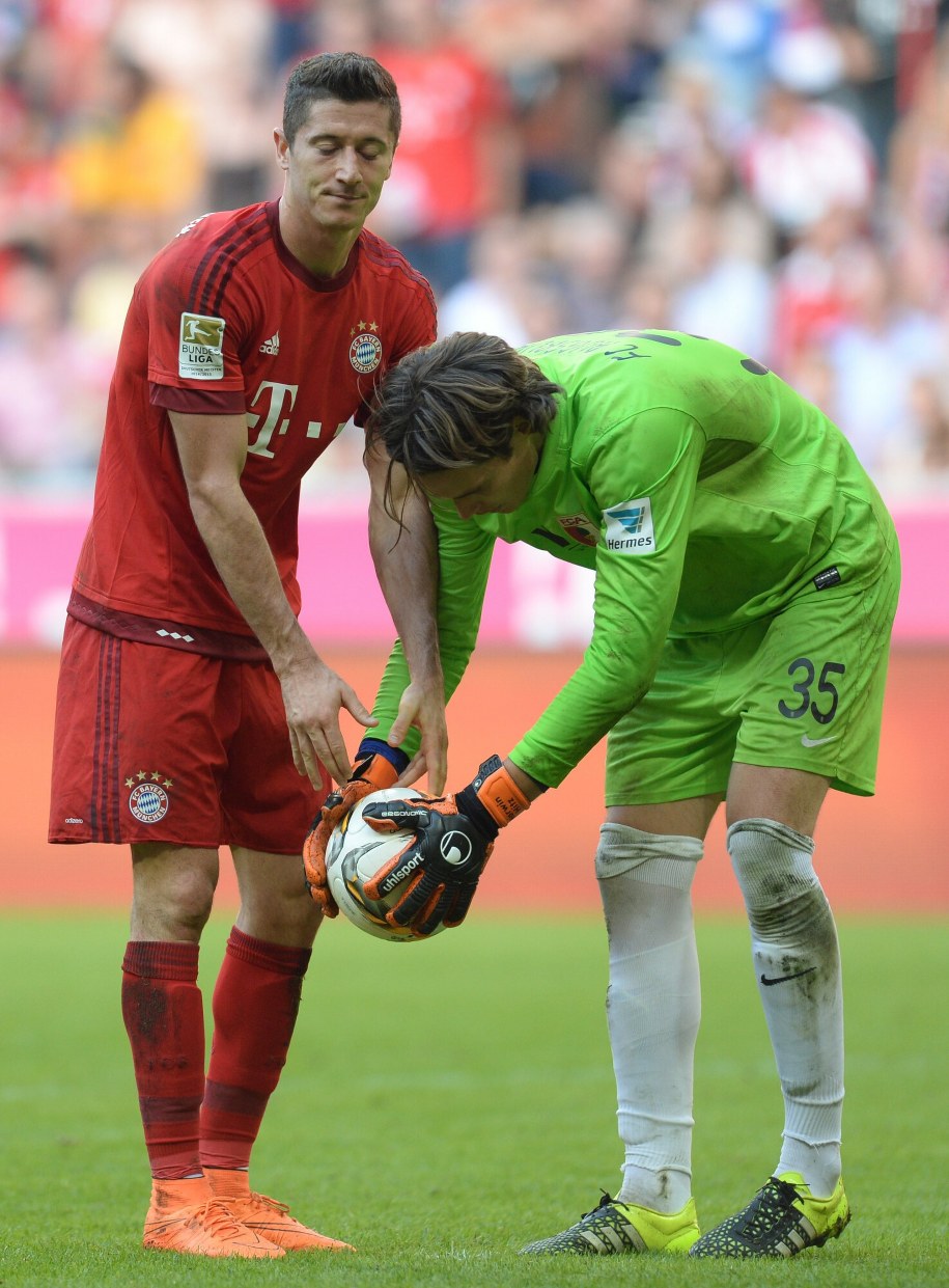 Alexander Manninger obok Roberta Lewandowskiego podczas meczu niemieckiej pierwszej ligi Bundesligi FC Bayern Monachium kontra FC Augsburg w Monachium, 12 września 2015 roku /AFP/EAST NEWS /East News