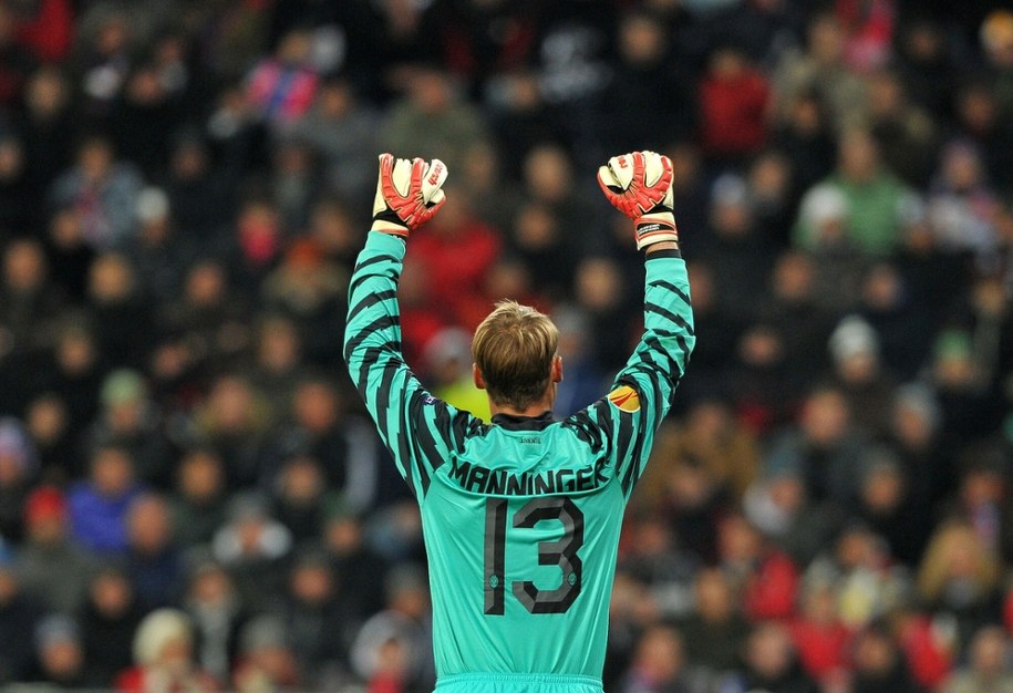 Alexander Manninger z Juventusu Turyn daje sygnał swoim kolegom z drużyny podczas fazy grupowej Ligi Europy pomiędzy Juventusem Turyn i Red Bull Salzburg w Salzburgu, 21 października 2010 roku /AFP/EAST NEWS /East News