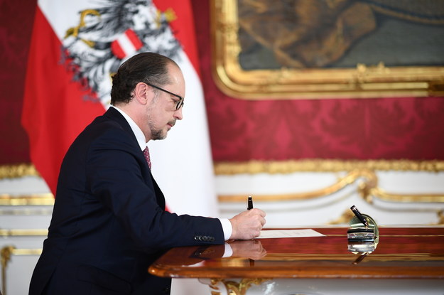 Alexander Schallenberg podpisuje swój mandat podczas zaprzysiężenia na stanowisko kanclerza federalnego Austrii /CHRISTIAN BRUNA /PAP/EPA