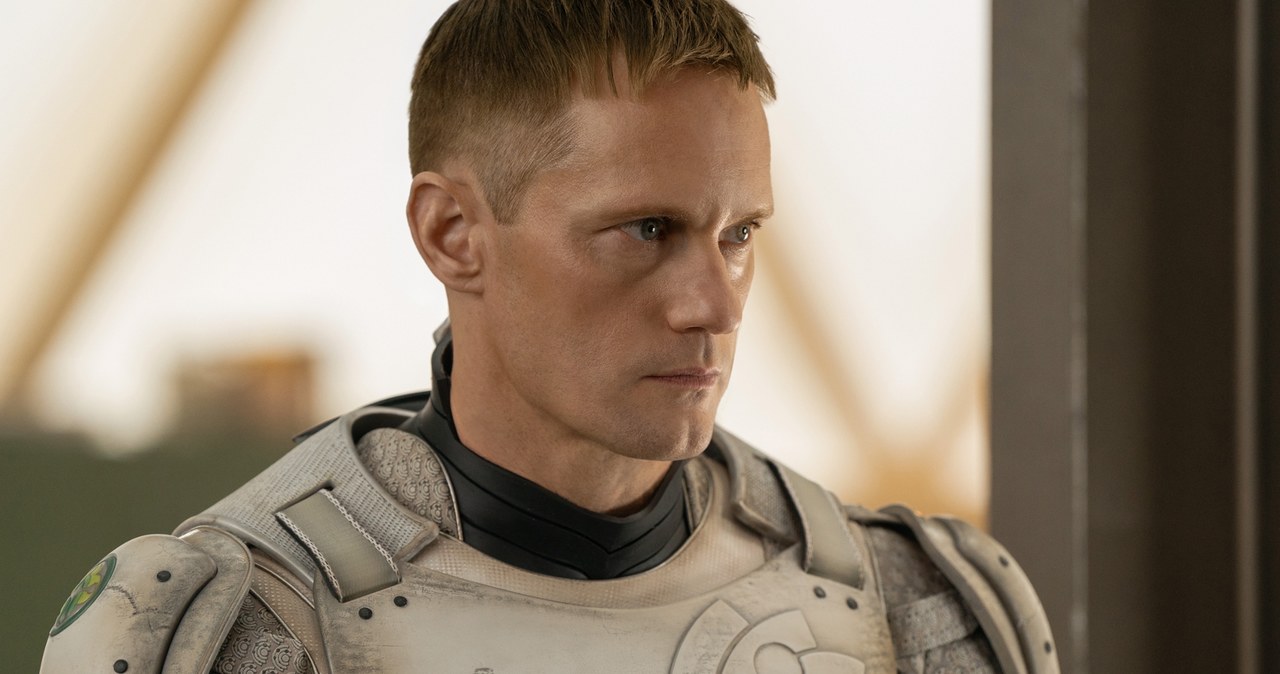 Alexander Skarsgard w serialu "Pamiętniki Mordbota" /Apple TV+ /materiały prasowe