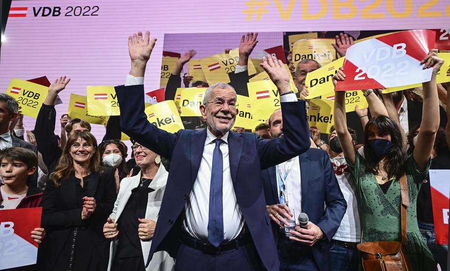 Alexander Van der Bellen świętuje po ogłoszeniu wyników wyborów /CHRISTIAN BRUNA /PAP/EPA